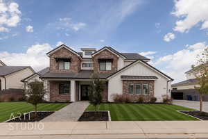 View of front facade featuring a front yard