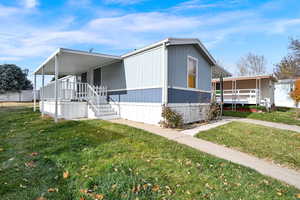 Manufactured / mobile home featuring a front yard