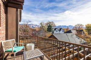 Balcony featuring a mountain view