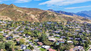 Aerial view with a mountain view