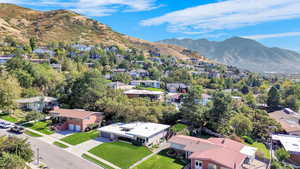 Birds eye view of property featuring a mountain view