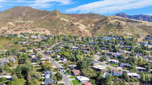 Aerial view with a mountain view