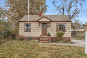 Bungalow featuring a front yard