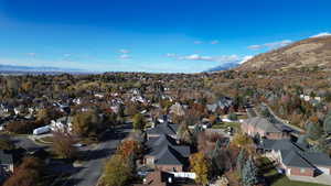 Birds eye view of property featuring a mountain view