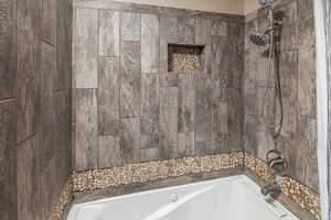 Bathroom with tiled shower / bath