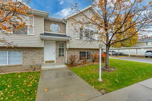 View of front facade with a front yard