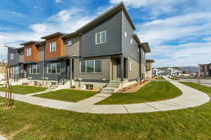 End Town Home View of front facade featuring a front lawn