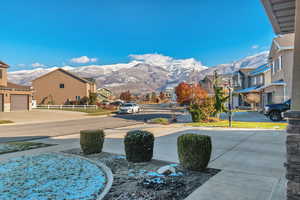 View of yard featuring a mountain view