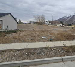 View of yard featuring a mountain view