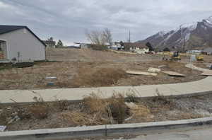 View of yard featuring a mountain view