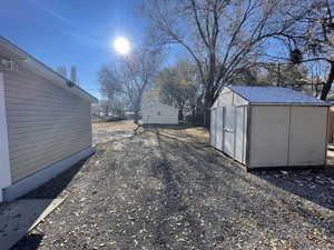 View of yard featuring a shed