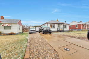 Bungalow featuring a front yard