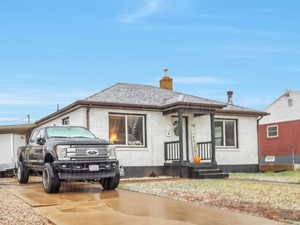 Bungalow featuring a front yard