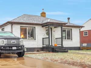 Bungalow featuring a front yard