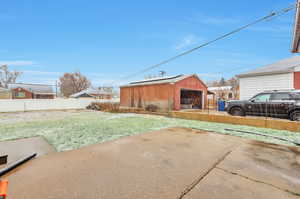 View of yard featuring an outdoor structure