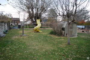 View of yard featuring an outbuilding