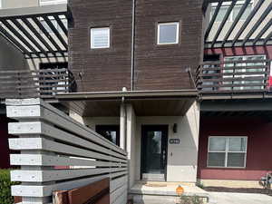 View of front exterior and r entry with a balcony. kRow end townhouse East facing.