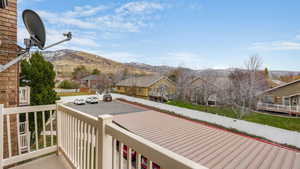 Balcony featuring a mountain view