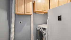 Laundry room with washer / clothes dryer