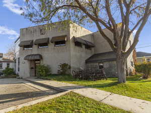 View of front facade featuring a front yard