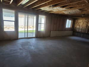 Empty room featuring concrete flooring