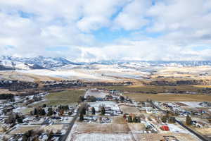 Aerial view with a mountain view