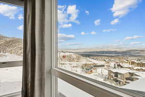 Room details featuring a mountain view