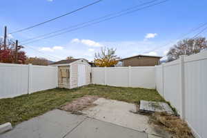 View of yard featuring a shed