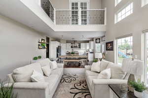 Living room with a high ceiling