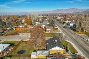 Bird's eye view with a mountain view