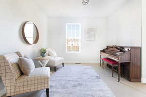 Sitting room with light carpet