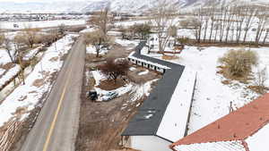 Snowy aerial view featuring a mountain view