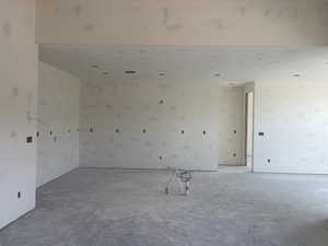 Empty room with concrete flooring