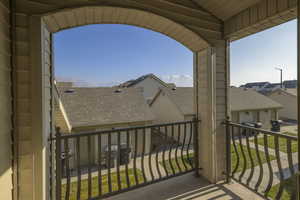 Balcony featuring a mountain view