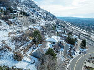 Snowy aerial view featuring a mountain view