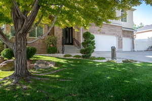 View of front of house featuring a front yard