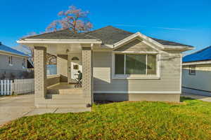 Bungalow with a front yard