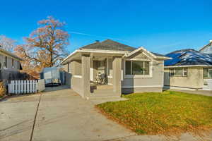 Bungalow featuring a front yard