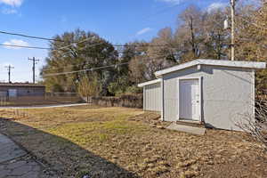 View of yard with an outdoor structure