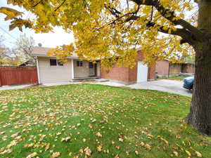 View of front of property featuring a front yard