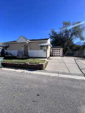 Ranch-style house with a front yard