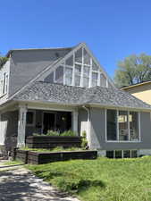 View of front facade featuring a front yard