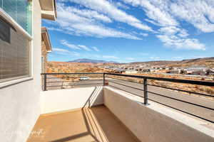 Balcony featuring a mountain view