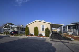 Manufactured / mobile home with a carport