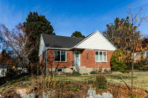 View of front of property featuring a front yard