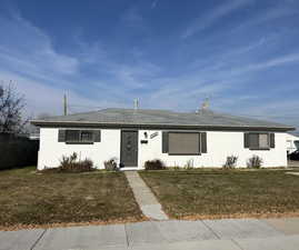 Ranch-style house featuring a front lawn
