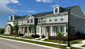 View of front facade featuring a front yard