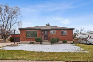 View of front of house featuring a front yard