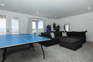 Recreation room with light colored carpet