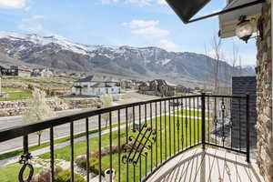 Balcony featuring a mountain view